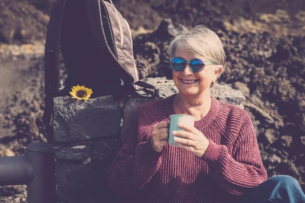Vesel Fericit Femeie Matură Vârstă Bucură Băutură Fierbinte Cum Ceai — Fotografie, imagine de stoc