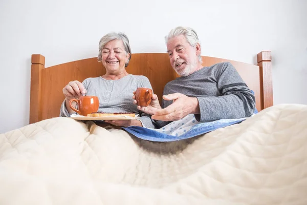 Couple Adulte Maison Savourant Petit Déjeuner Ensemble — Photo