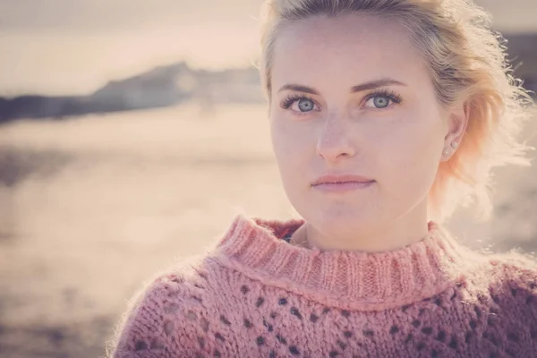 Portrait Woman Blue Eyes Beach Background — Stock Photo, Image