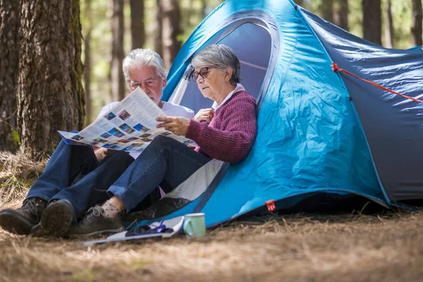 Kaukasisches Seniorehepaar Auf Reisen Den Bergen Mit Einer Alten Landkarte — Stockfoto