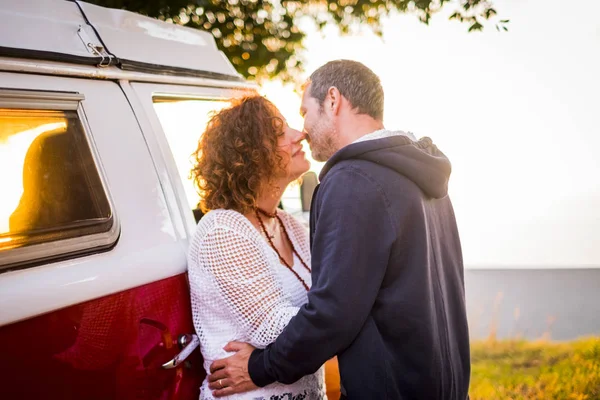 Casal Meia Idade Adulto Homem Mulher Beijando Com Amor Livre — Fotografia de Stock