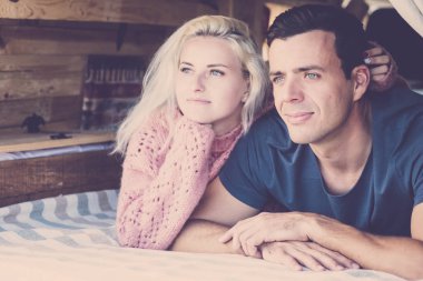 van okyanus yakınındaki plajda yatan çift 