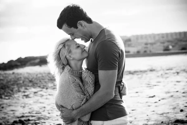 Monochrome Photo Couple Spending Time Together Beach Ocean — Stock Photo, Image