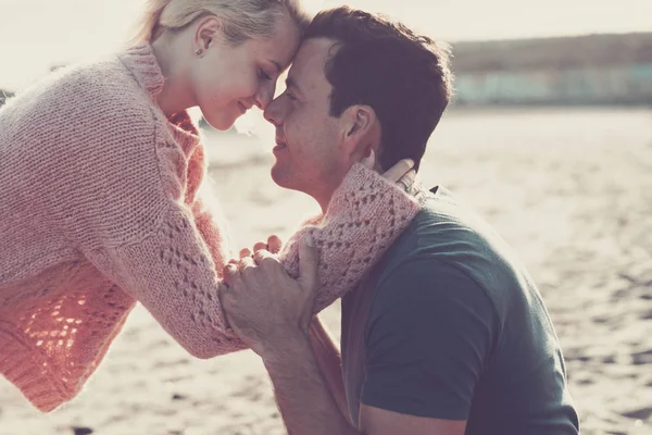 情侣花在一起的时间在海滩附近的海洋 — 图库照片