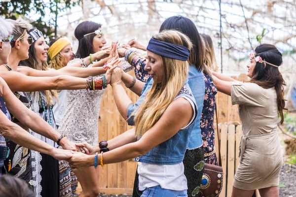 Group Free Hippy Rebel Alternative Style Young Women Together Dancing — Stock Photo, Image