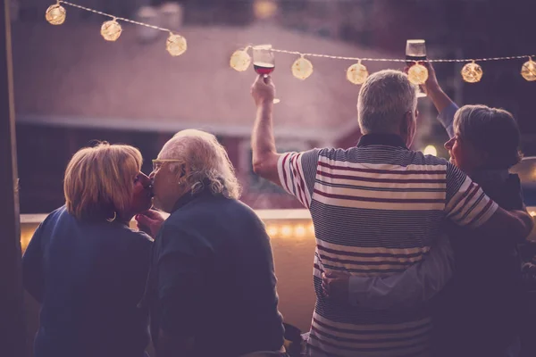 Deux Couples Seniors Célébrant Ensemble Sur Terrasse Avec Vue Sur — Photo