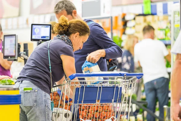 Coppia Adulta Che Acquista Cibo Nel Supermercato — Foto Stock