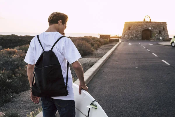 Joven Surfista Que Camina Por Carretera Hacia Océano Con Tabla —  Fotos de Stock