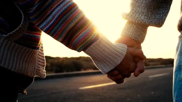 Man Vrouw Hand Hand Zonsondergang Achtergrond Liefde Concept — Stockvideo