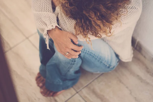 Osamělá Smutná Dívka Pláče Podlahu Doma Zastavit Násilí Manželském Životě — Stock fotografie