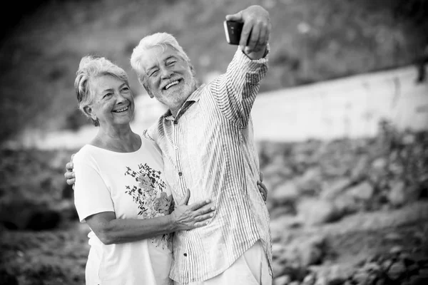 Foto Monocromática Una Pareja Sonriente Tomando Selfie Teléfono Inteligente — Foto de Stock