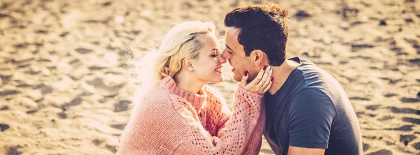 Paar Küsst Sich Tagsüber Strand Meeresnähe — Stockfoto