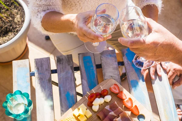 Bovenaanzicht Leeftijd Van Oude Mannelijke Vrouwelijke Handen Rammelende Roosteren Wijnglazen — Stockfoto