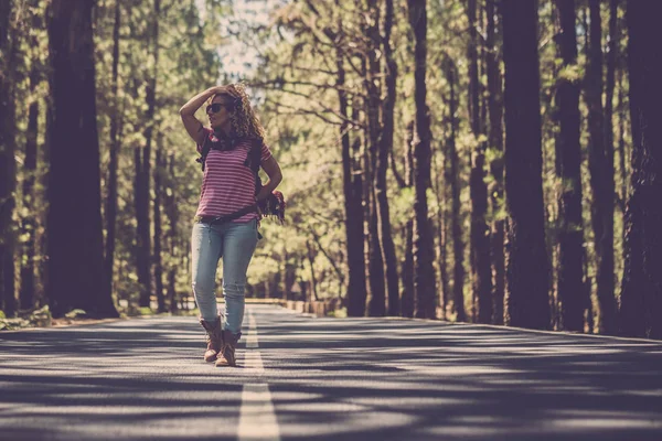 Turysta Kobieta Spaceru Środku Drogi Lesie Sosny — Zdjęcie stockowe