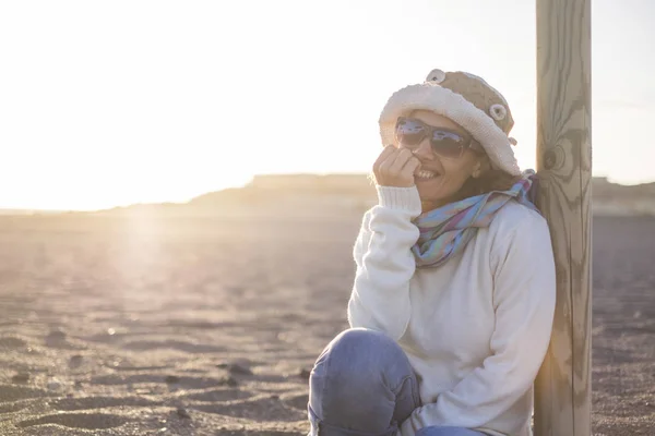 Hermosa Mujer Sonriendo Mirando Cámara Mientras Sienta Playa Con Puesta —  Fotos de Stock