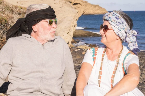 Glückliches Seniorenpaar Lacht Und Umarmt Sich Auf Meeresgrund — Stockfoto