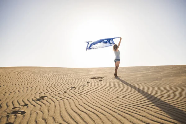 Femeie Gratuit Joc Vânt Sentimentul Natură Jurul — Fotografie, imagine de stoc