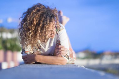 Rahatlamış bayan günün tadını çıkarıyor, tatil konsepti.