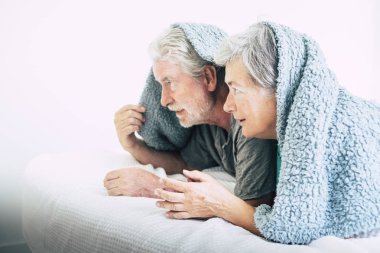 yaşlı çift yatak ekose altında yatan ve having fun 