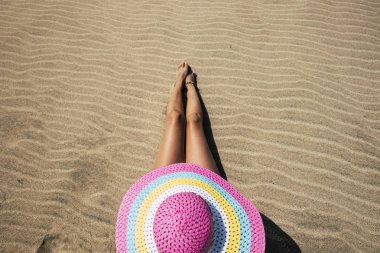 güneş banyosu kumlu plaj tatil sırasında sahip pembe şapkalı kız üstten görünüm
