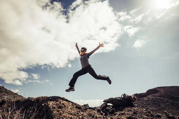 Jonge Vrouw Hiking Trekking Berg Tijdens Vakantie — Stockfoto