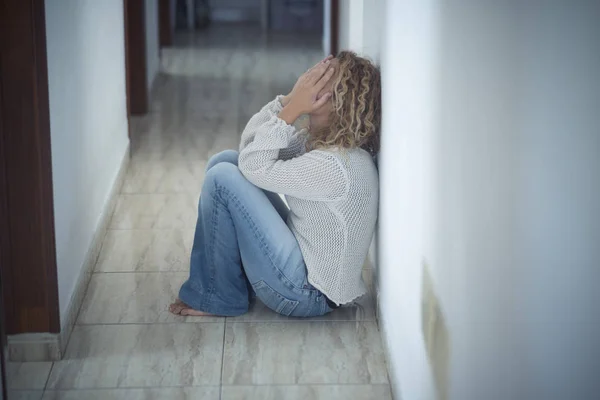 Samotny Smutny Płacze Piętrze Domu Stop Przemocy Życie Małżeńskie Chronić — Zdjęcie stockowe