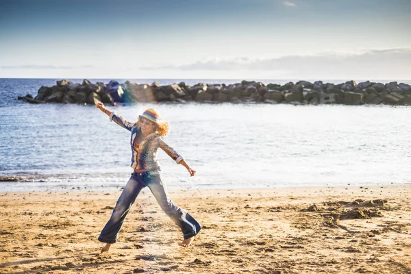 Молода Жінка Добре Проводить Час Пляжі Сонячний День — стокове фото