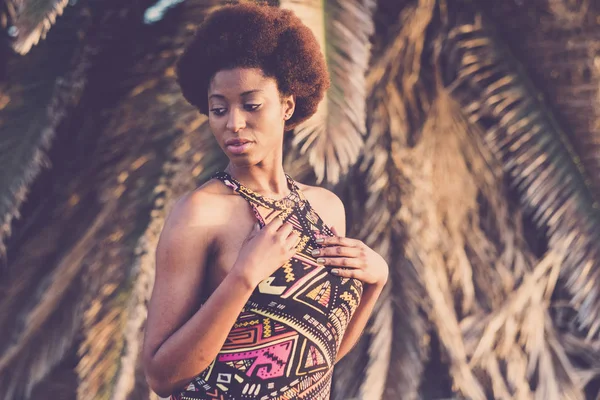 Czarny Afryki Piękna Młoda Kobieta Pozować Etnicznej Tradycyjnej Sukienki Afro — Zdjęcie stockowe