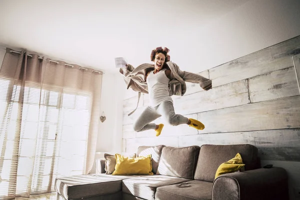 Crazy Housewife Alone Woman Jump Sofa Happiness Success Related News — Stock Photo, Image