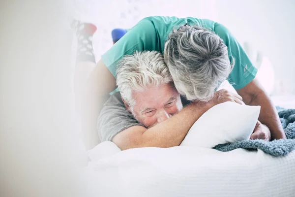 Volwassen Paar Plezier Bed Slaapkamer — Stockfoto