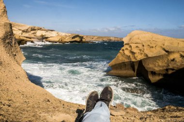 Seyahat ve bacaklar uçuruma uzanarak doğal yerler kavramı keşfedin