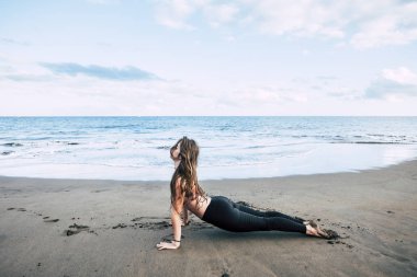 plajda denge pilates egzersiz egzersiz sahip kız 