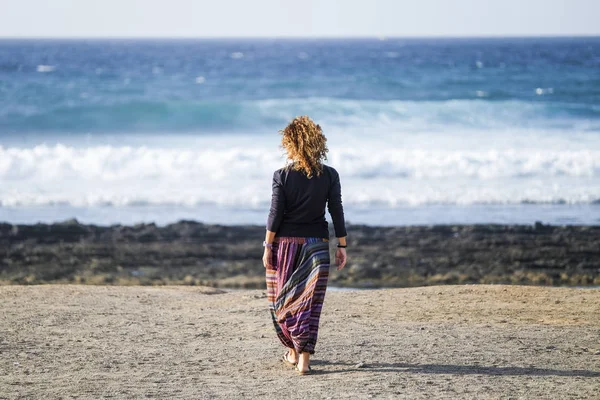 Uma Mulher Caminhando Praia Para Oceano Ondas Desfrutando Liberdade Natureza — Fotografia de Stock