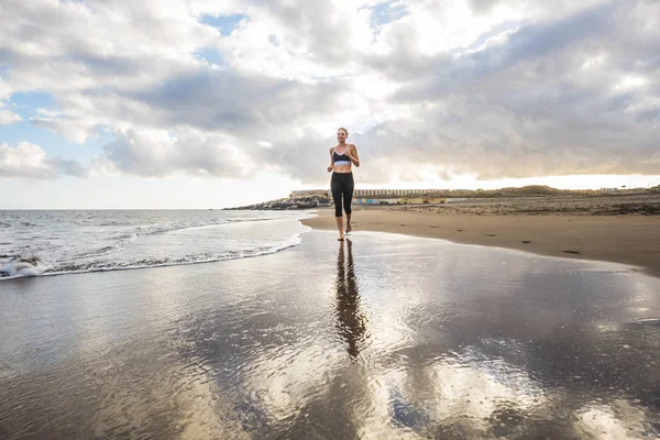 Bionda Giovane Ragazza Facendo Allenamento Sul Fondo Del Mare — Foto Stock