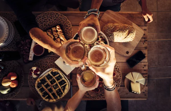 パーティーにお祝いテーブルで混合の食事を食べている人々 の平面図を提供してください — ストック写真