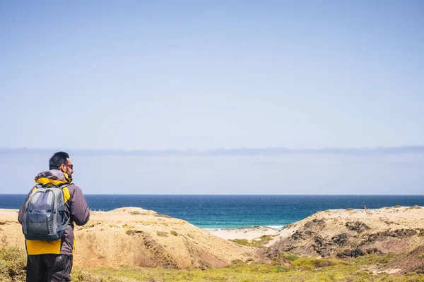 Homem Solitário Aventura Trekking Descubra Atividade Montanha Com Mochila — Fotografia de Stock