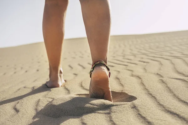 Donna Che Cammina Piedi Nudi Sulle Dune Del Deserto — Foto Stock