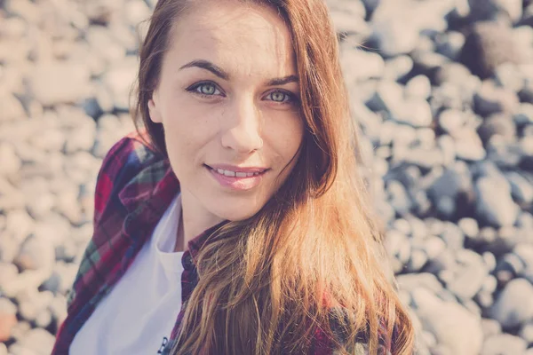 Jovem Mulher Branca Atraente Sorrir Olhar Para Câmera — Fotografia de Stock