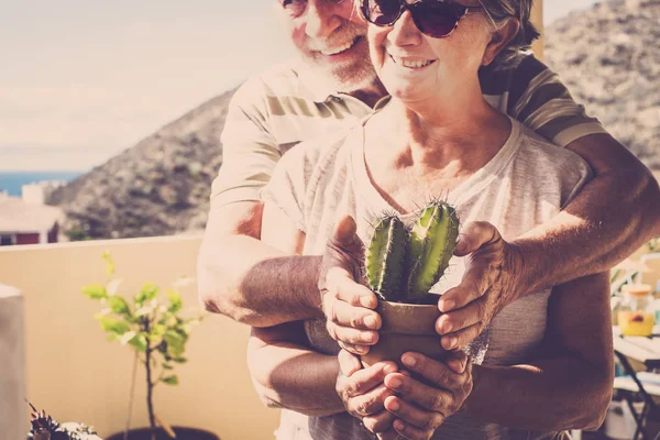 Pareja Disfrutar Naturaleza Teniendo Cuidado Cactus —  Fotos de Stock