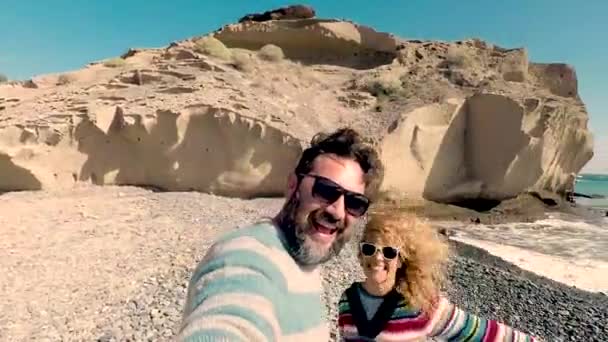 Medelålders Lyckligt Par Njuter Sommarsemester Paradisstranden Med Vit Sand Och — Stockvideo