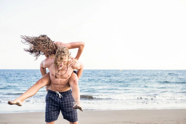 Junges Paar Entspannen Und Genießen Der Küste Urlaub — Stockfoto