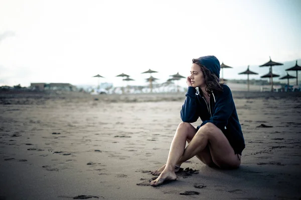 Nettes Einsames Junges Mädchen Sitzt Strand Auf Dem Sand Und — Stockfoto