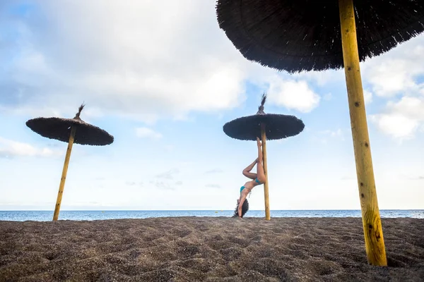Posizione Inversa Equilibrio Yoga Spiaggia Una Sana Attività Ricreativa All — Foto Stock