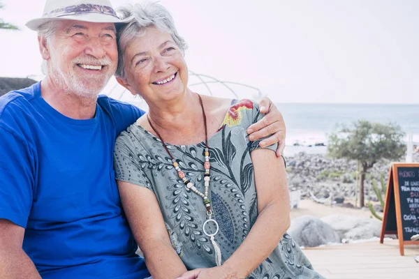 Glückliches Seniorenpaar Lachend Umarmt Einem Sommertag — Stockfoto