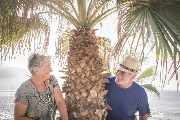 Heureux Couple Personnes Âgées Riant Étreint Jour Été — Photo