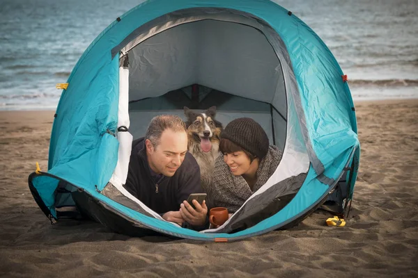 Paar Schaut Aufs Smartphone Und Hat Spaß Zelt Beim Kostenlosen — Stockfoto