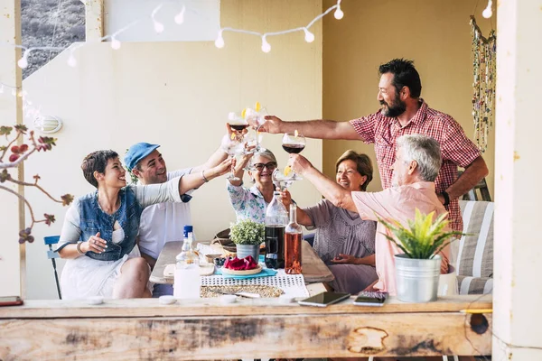 Grupo Edades Mixtas Generaciones Amigos Familia Divierten Juntos Tintineo Tostadas —  Fotos de Stock