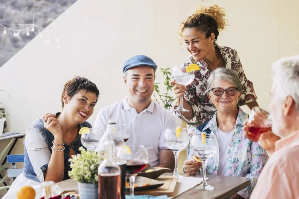 Familj Och Vänner Lunch Alla Tillsammans Hemma Terrassen Äta Och — Stockfoto