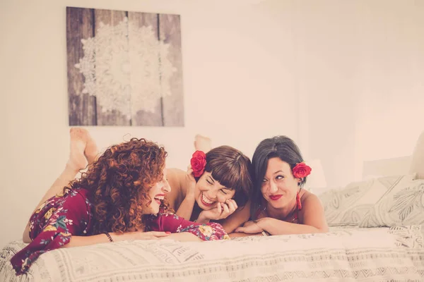 Femmes Amis Couchés Sur Lit Maison — Photo