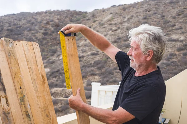 Adulto Aposentado Trabalhar Livre Como Carpinteiro Tomar Medidas Dimensões Mesa — Fotografia de Stock